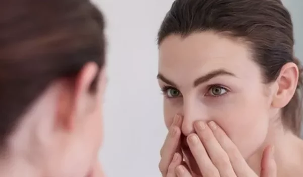 Η μικρή (και θαυματουργή) κίνηση που θα σε απαλλάξει από το ενοχλητικό πρήξιμο στα μάτια