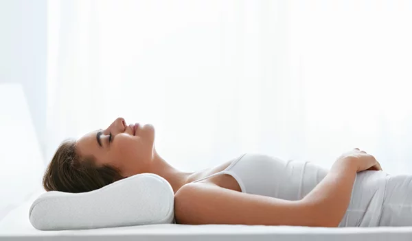 Μαξιλάρια λαιμού: Μπορούν να μειώσουν τον πόνο και να βελτιώσουν τον ύπνο;