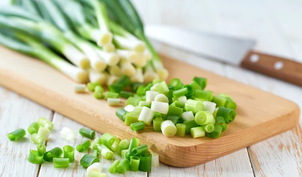 Πράσο ή φρέσκο κρεμμυδάκι: Πώς να τα ξεχωρίζεις και πώς να χρησιμοποιείς το καθένα σωστά