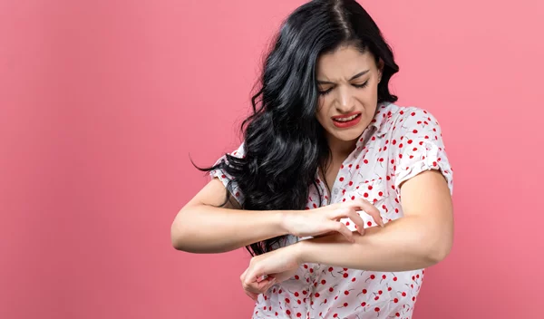 Έχεις φαγούρα; Επιστήμονες του Χάρβαρντ βρήκαν τι φταίει!