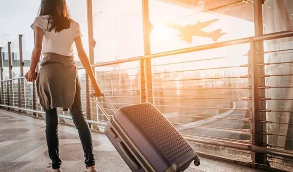 Ταξίδι με αεροπλάνο: Ποια αντικείμενα και υλικά απαγορεύεται να μεταφέρεις στην καμπίνα;