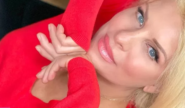 Ελένη Μενεγάκη: Τα 3 άκρως θηλυκά αρώματα που δεν λείπουν ποτέ από το καμαρίνι της