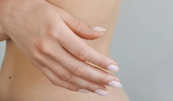 To minimal manicure που κάνουν τώρα όλες οι Παριζιάνες