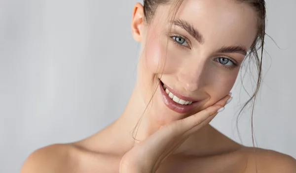 Αυτό το φυσικό συστατικό σβήνει τις καφέ κηλίδες και εξαφανίζει τις λεπτές γραμμές