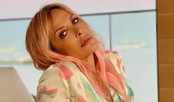 Άννα Βίσση: Πώς καταφέρνει να έχει αλαβάστρινη επιδερμίδα μετά τα 60