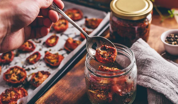 Πώς θα φτιάξεις λιαστές ντομάτες μόνη σου στο φούρνο