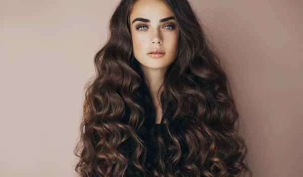 Η πρώτη ολοκληρωμένη σειρά περιποίησης μαλλιών από τη Zara είναι γεγονός!