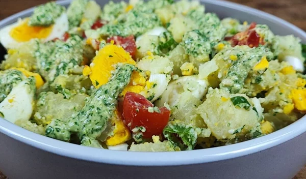 H απόλυτη πατατοσαλάτα του καλοκαιριού - Με αυγά και πέστο ρόκας