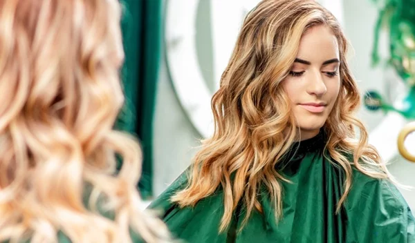 Κομμωτήριο πριν το Πάσχα: 4 οικονομικοί τρόποι να ανανεωθείς χωρίς δραστικές αλλαγές