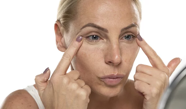 Τα κονσίλερ που δεν τονίζουν ρυτίδες: 7 επιλογές που λατρεύουν οι γυναίκες άνω των 40