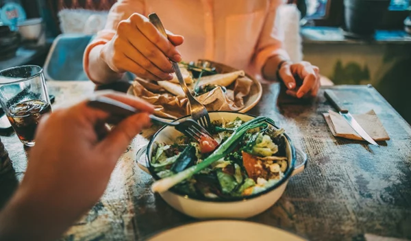 Ωμοφαγία: Μπορεί να είναι περισσότερο βλαβερή παρά ωφέλιμη;