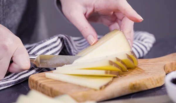 Ποια τυριά έχουν λιγότερο αλάτι; Η λίστα με τα πιο "καθαρά" και τα πιο αλμυρά