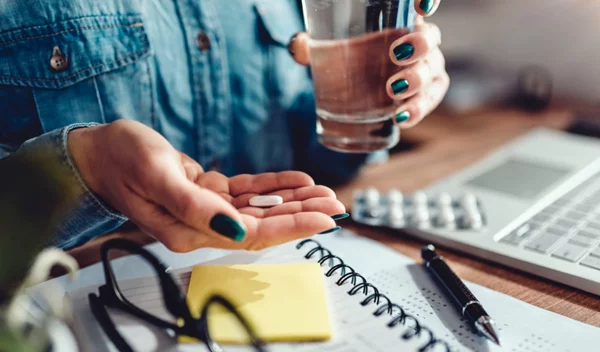 Yδατοδιαλυτές και λιποδιαλυτές βιταμίνες: Ποιες είναι και πότε να τις παίρνουμε