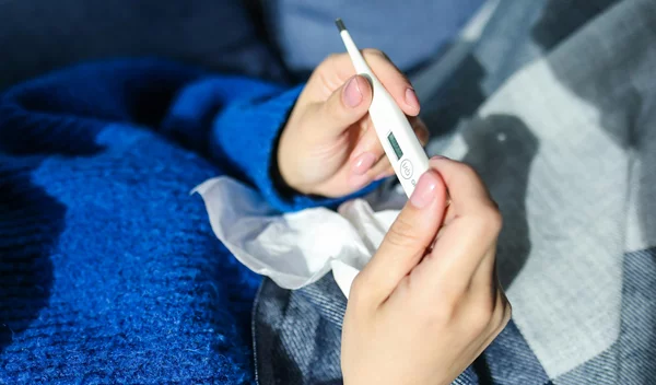 Πυρετός: Τα 5 συχνά λάθη που κάνεις όταν "ανεβαίνει" - σε κρατούν άρρωστη περισσότερο