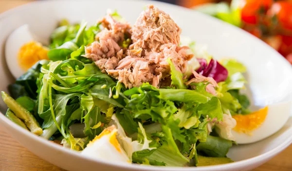Το λάθος που κάνεις στη σαλάτα με τόνο σύμφωνα με τη διατροφολόγο