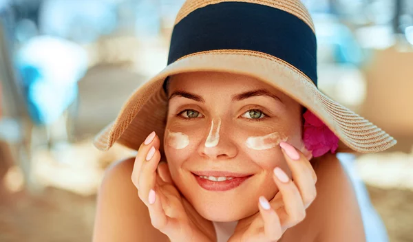 Οι ερωτήσεις που θέλεις να κάνεις στον δερματολόγο σχετικά με την καλοκαιρινή ρουτίνα σου (και οι απαντήσεις τους)