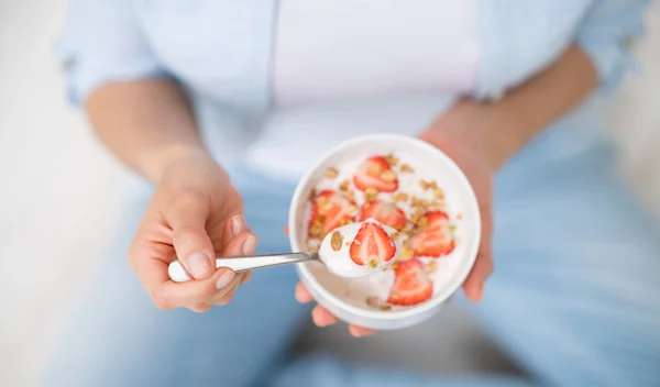 Μήπως το γιαούρτι παχαίνει (αυτό που προτιμάς) και δεν το γνωρίζεις; Τι λέει η διαιτολόγος;