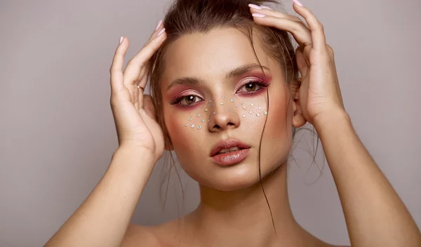 Οι σκιές ματιών με glitter που θα φωτίσουν όσο τίποτα άλλο το βλέμμα σου