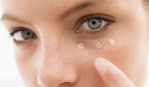 4 λάθη με το concealer που προσθέτουν χρόνια στην εμφάνισή σου