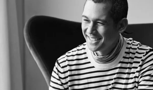 Σωτήρης Κοντιζάς: Ανέμελος και χαμογελαστός κάνει αλεξίπτωτο πλαγιάς