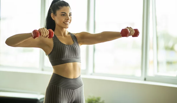 10 αποτελεσματικές ασκήσεις για να εξαφανίσεις το λίπος στα χέρια