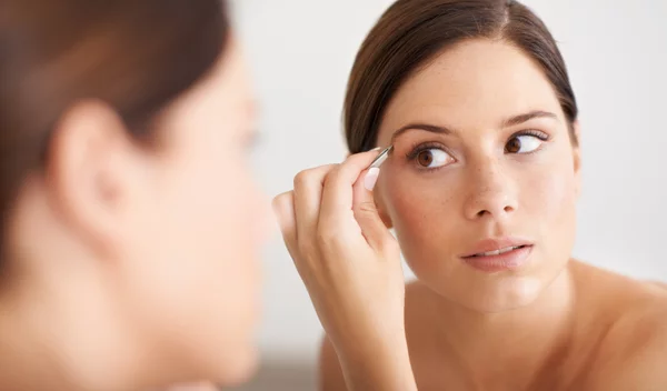 Φάκελος φρύδια | Πώς να τα κάνεις να μεγαλώσουν σε περίπτωση που τα έβγαλες υπερβολικά