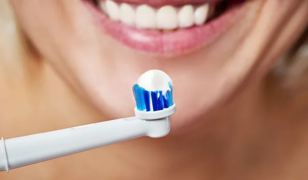 Ένας τρομακτικός λόγος που δεν πρέπει ποτέ να βουρτσίζεις τα δόντια σου μετά το στοματικό σεξ