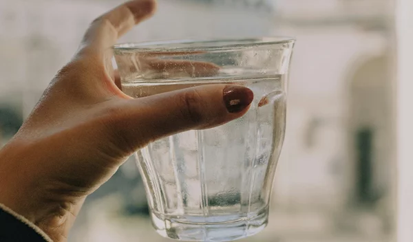 "Σαν φυσικό φίλτρο": Η απλή συνήθεια που μπορεί να μειώσει τα βαρέα μέταλλα από το νερό