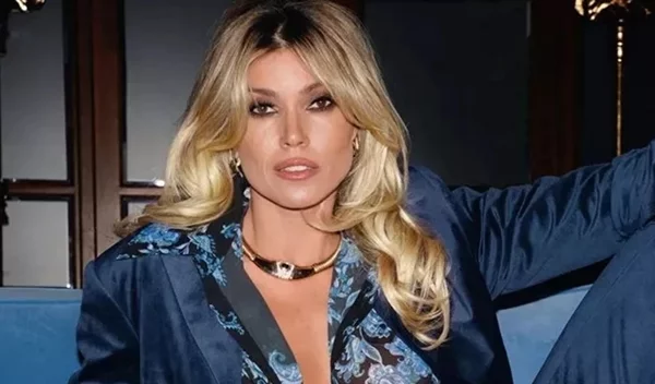 Βάσια Κωσταρά: To αξεσουάρ που επέλεξε μας δίνει μαθήματα styling για να ξεχάσουμε τις bad hair days