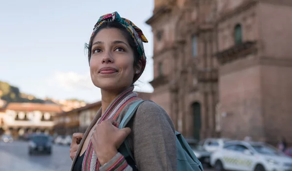 Παρατηρείς αλλαγές στην επιδερμίδα σου όταν ταξιδεύεις; Δες γιατί συμβαίνει και πώς θα τις αντιμετωπίσεις