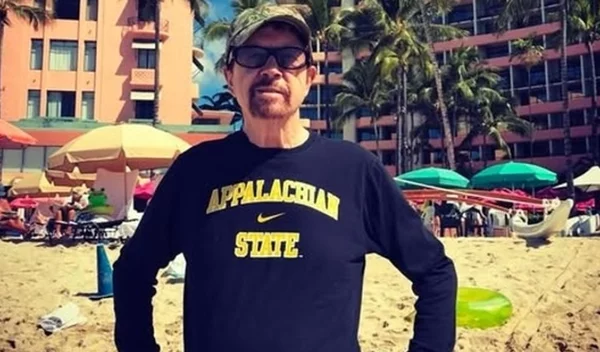 Πέθανε ο εμβληματικός συγγραφέας Τομ Ρόμπινς - Δημιουργός των "Ακόμα και οι Καουμπόισσες Μελαγχολούν" και "Τρυποκάρυδος"