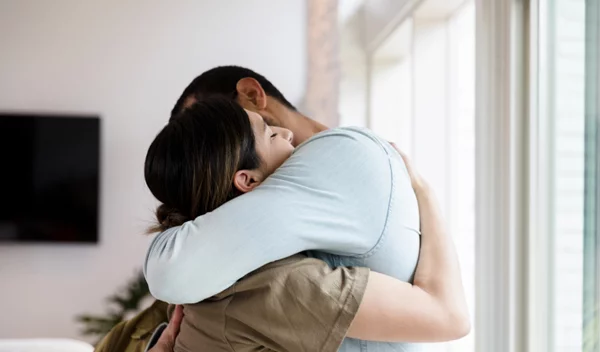 Φόβος της δέσμευσης στους άντρες: Τι σημαίνει, πώς τα τον αναγνωρίσεις και πώς θα τον αντιμετωπίσεις;