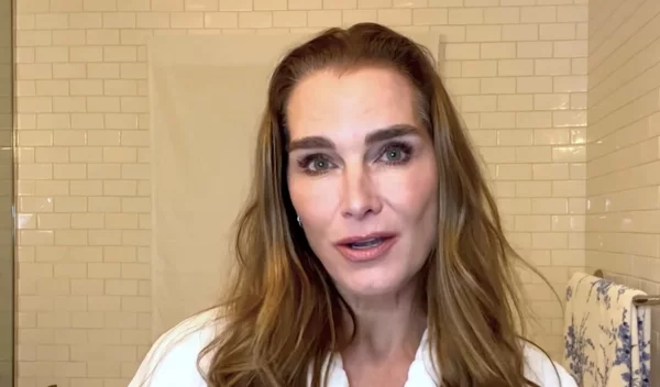 Η ρουτίνα των 5 βημάτων πίσω από τη νεανική επιδερμίδα της Brooke Shields