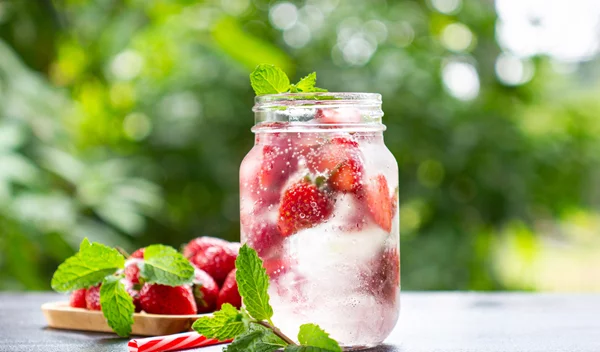Νερό με φράουλα για αποτοξίνωση του σώματος: 5 διαφορετικοί συνδυασμοί