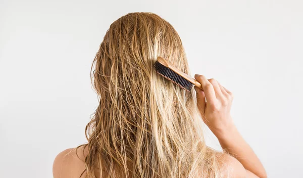 8 (αθώες) συνήθειες που μπορούν να καταστρέψουν τα μαλλιά σου