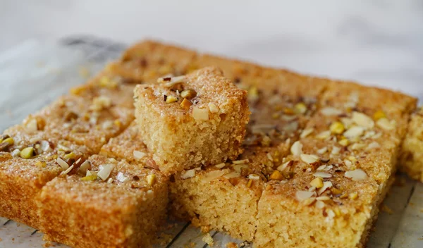 Νηστίσιμο σιροπιαστό ραβανί με καρύδα - Ζουμερό, με πλούσια υφή