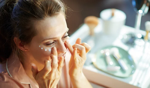 Μετά τα 50 | Τα 3 πιο συχνά λάθη με την κρέμα ματιών