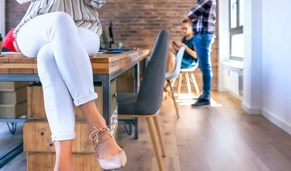 Σταυροπόδι: Η καθημερινή συνήθεια που μπορεί να καταστρέψει τη στάση του σώματός σου – Tι να κάνεις