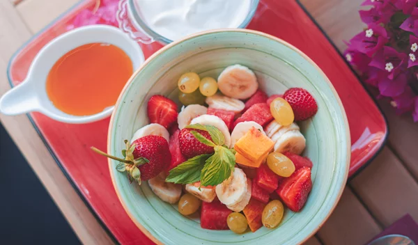 Τέσσερις τρόποι να προσθέσεις περισσότερη πρωτεΐνη στη φρουτοσαλάτα σου