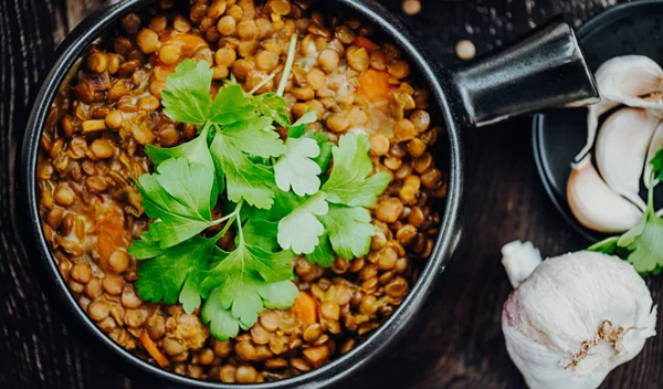 Λατρεύεις τον κόλιανδρο στο φαγητό; Μάθε τα οφέλη που προσφέρει στην υγεία σου