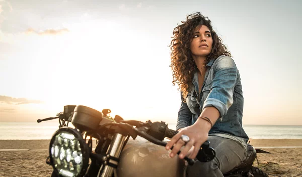 Είσαι υπερβολικά ανεξάρτητη, ελεύθερο πνεύμα και φοβάσαι μη μείνεις μόνη; Διάβασε κάτι που σε αφορά