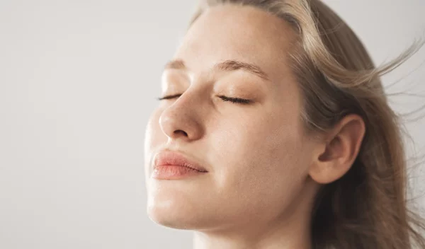 Πώς το πρόσωπο "ξεφουσκώνει" σε 14 μέρες – Η τροφή που πρέπει να αποκλείσεις