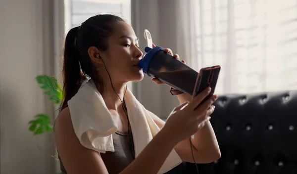 Τι πρέπει να πίνεις κατά τη διάρκεια μιας προπόνησης;