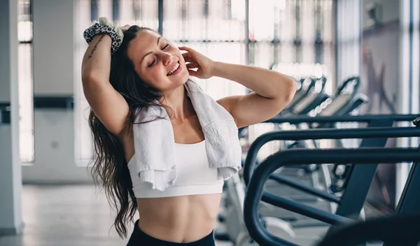 Πώς να διατηρήσεις τα μαλλιά σου φρέσκα μετά το γυμναστήριο (χωρίς καθημερινό λούσιμο)