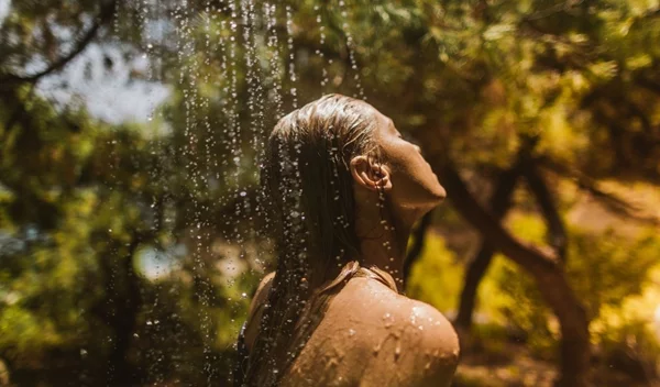 6 οικονομικά αφρόλουτρα με τροπικά αρώματα καλοκαιριού