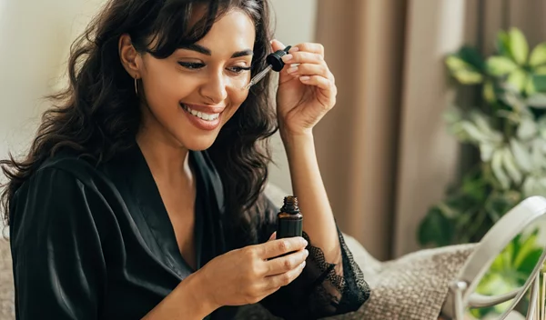 Αυτός ο ορός με χρώμα έχει βιταμίνη C και είναι παντού στα social media τώρα