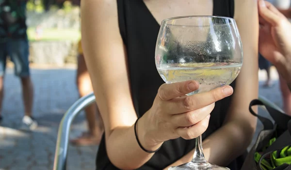 Το gin tonic τελικά έχει θερμίδες; Είναι "κατάλληλο" για διατροφή;