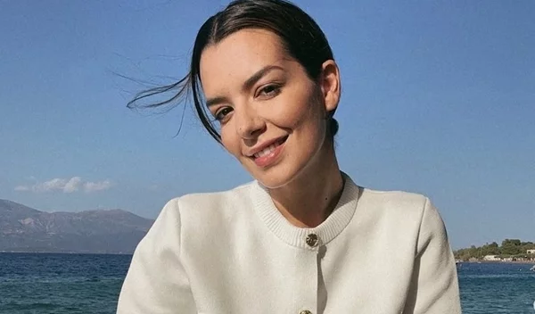 Η Νικολέττα Ράλλη τρώει την απόλυτη μακαρονάδα του καλοκαιριού