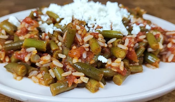 Συνταγή για φασολάκια σε μπουκίτσες με ρύζι και ντομάτα