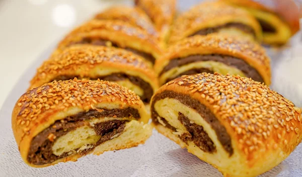 Μίνι κουλούρια Θεσσαλονίκης με σουσάμι και πραλίνα